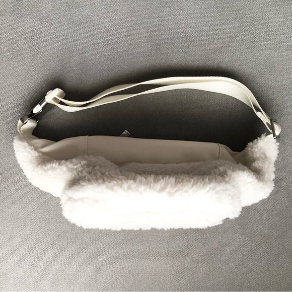 Alo Yoga Sherpa Explorer Fanny Pack Ivory - Picture 11 of 12